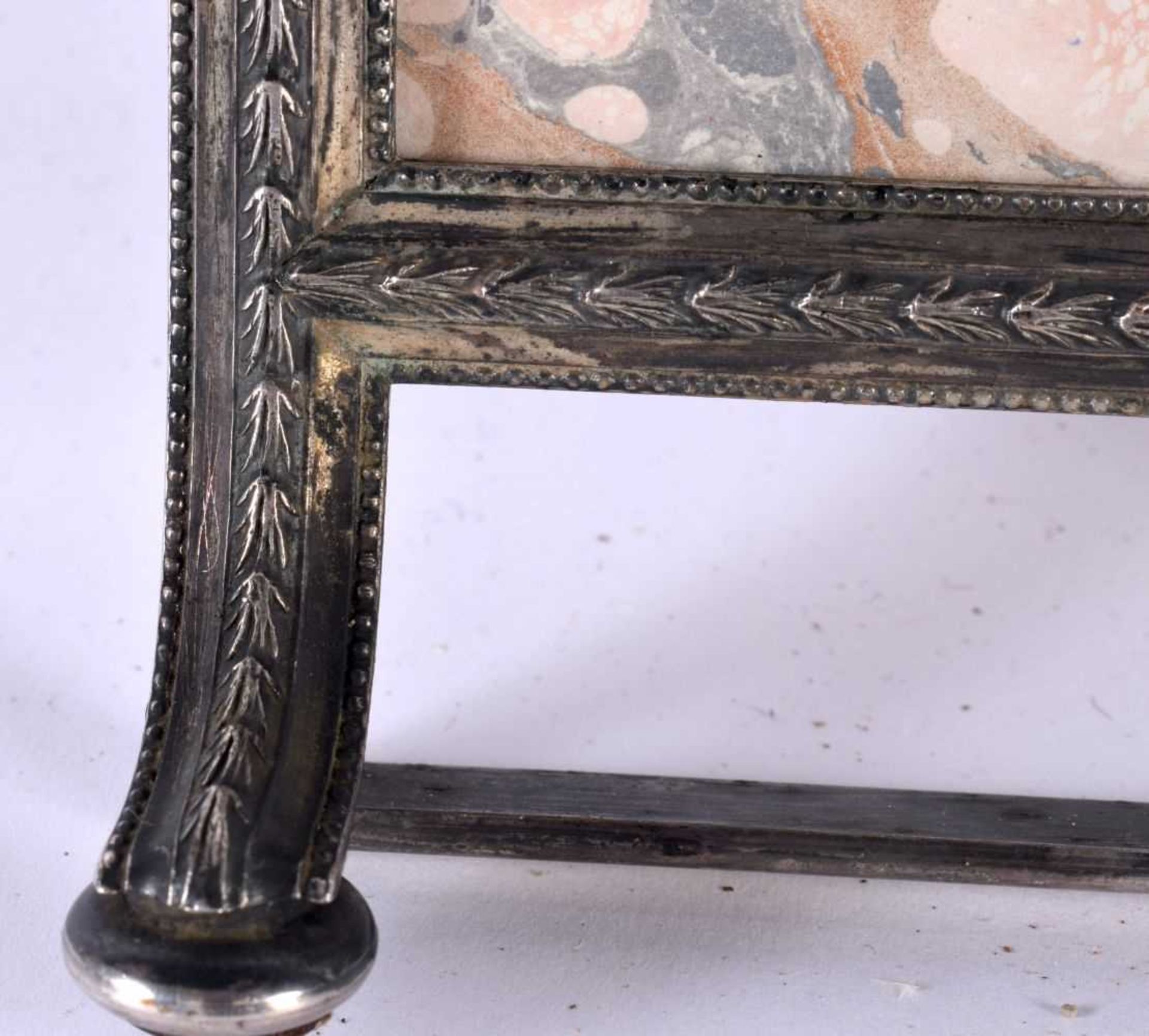 AN ANTIQUE COUNTRY HOUSE SILVER PLATED EASEL FORM PHOTOGRAPH FRAME. 27 cm x 18cm. - Image 2 of 3