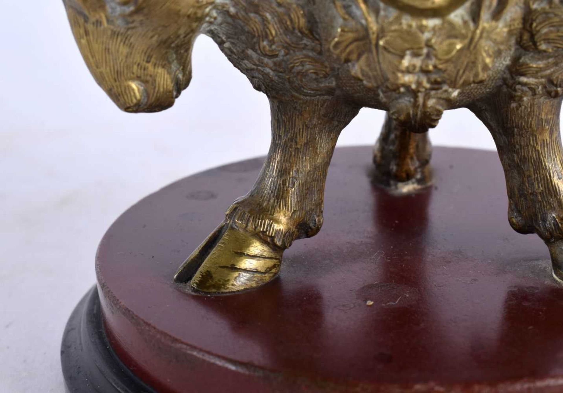 A FINE 19TH CENTURY EUROPEAN GRAND TOUR BRONZE INKWELL AND COVER upon a red marble base, formed with - Image 6 of 10