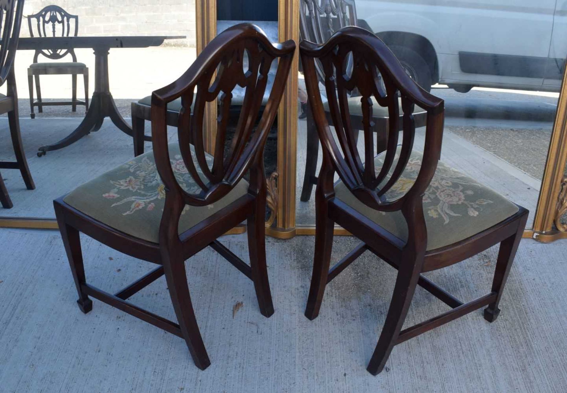 A Mahogany dining table with a veneer edging with 8 mahogany Shield back chairs with upholstered - Image 11 of 12