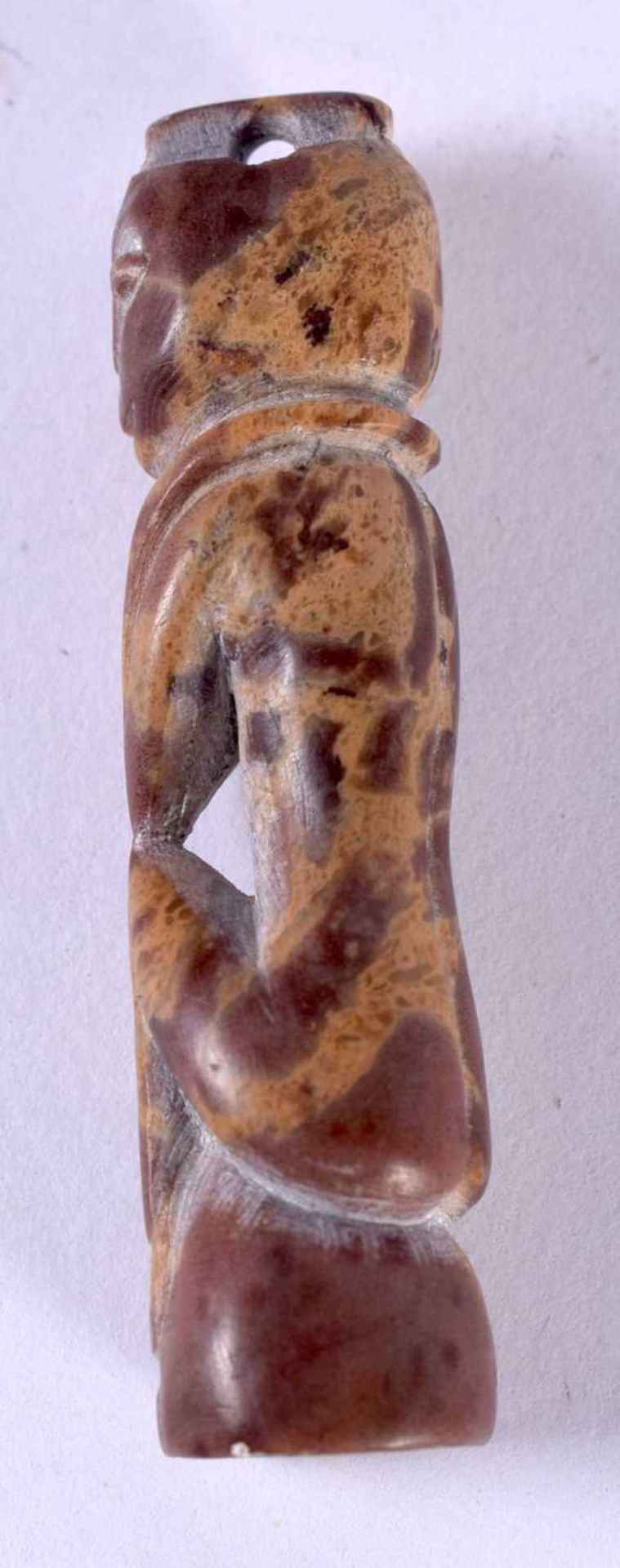 AFRICAN TRIBAL CARVED HARDSTONE PENDANT IN THE FORM OF A SEATED MALE. 5cm x 1.1cm x 1.2 cm, weight - Image 2 of 5