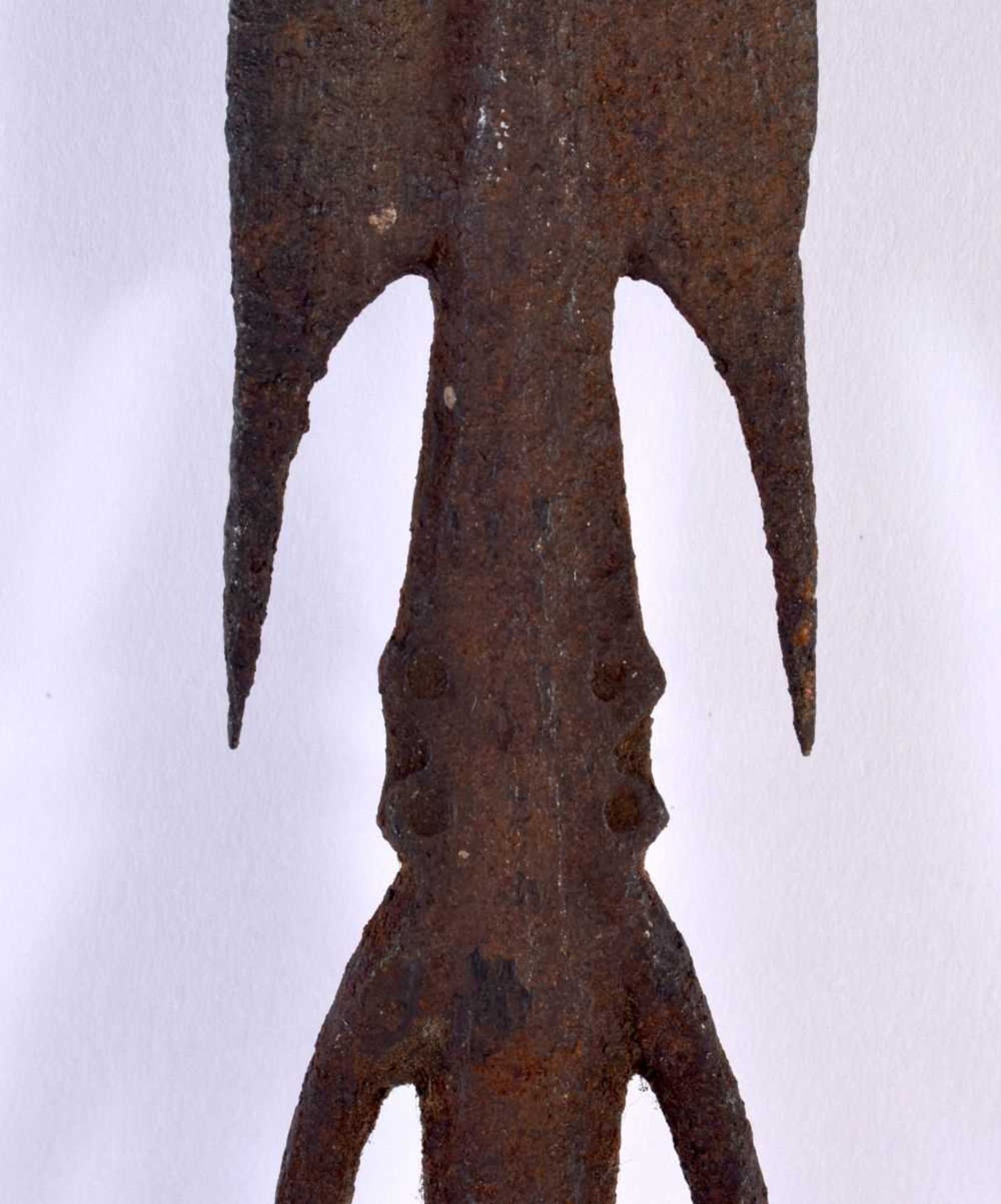 AN ANTIQUE TRIBAL PATINATED IRON HARPOON possibly Southsea islands. 48 cm long. - Image 3 of 5