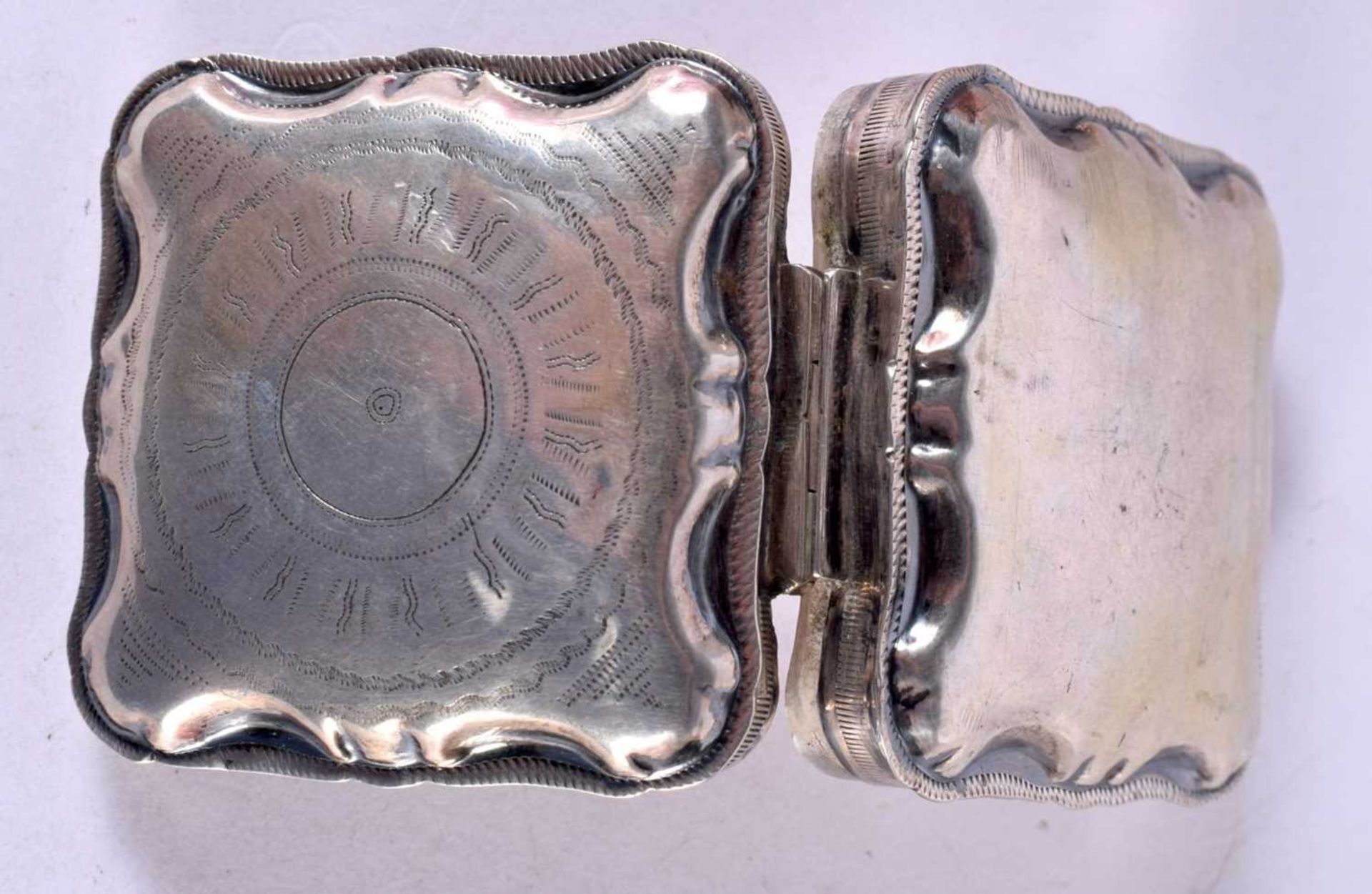 A CONTINENTAL SILVER (POSSIBLY DUTCH) PILL BOX WITH EMBOSSED DECORATION. Stamped Sterling, 4.8 cm - Image 3 of 4