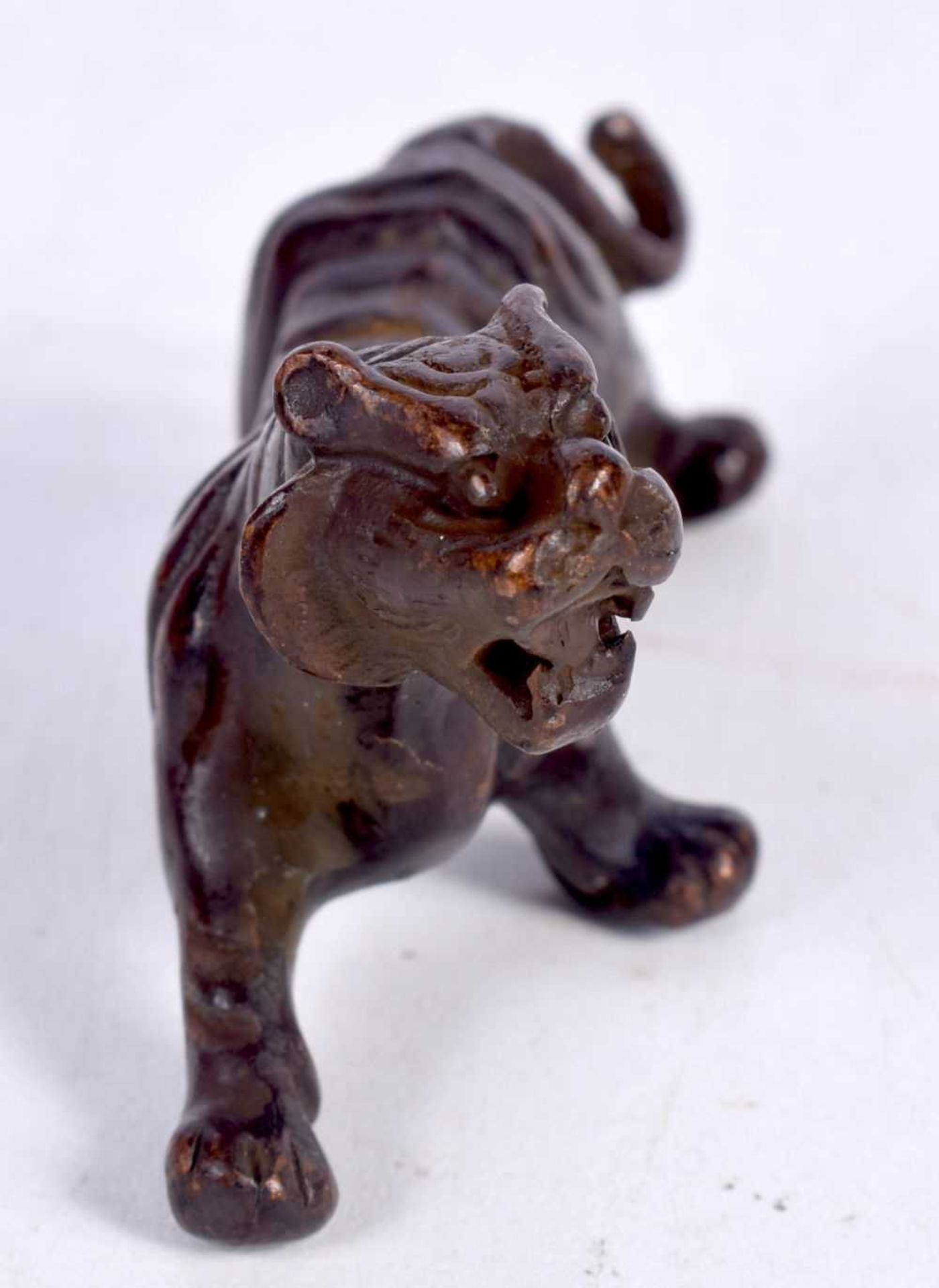 A BRONZE MODEL OF A TIGER. 7.7cm x 4cm x 3cm, weight 93.5g - Image 3 of 4