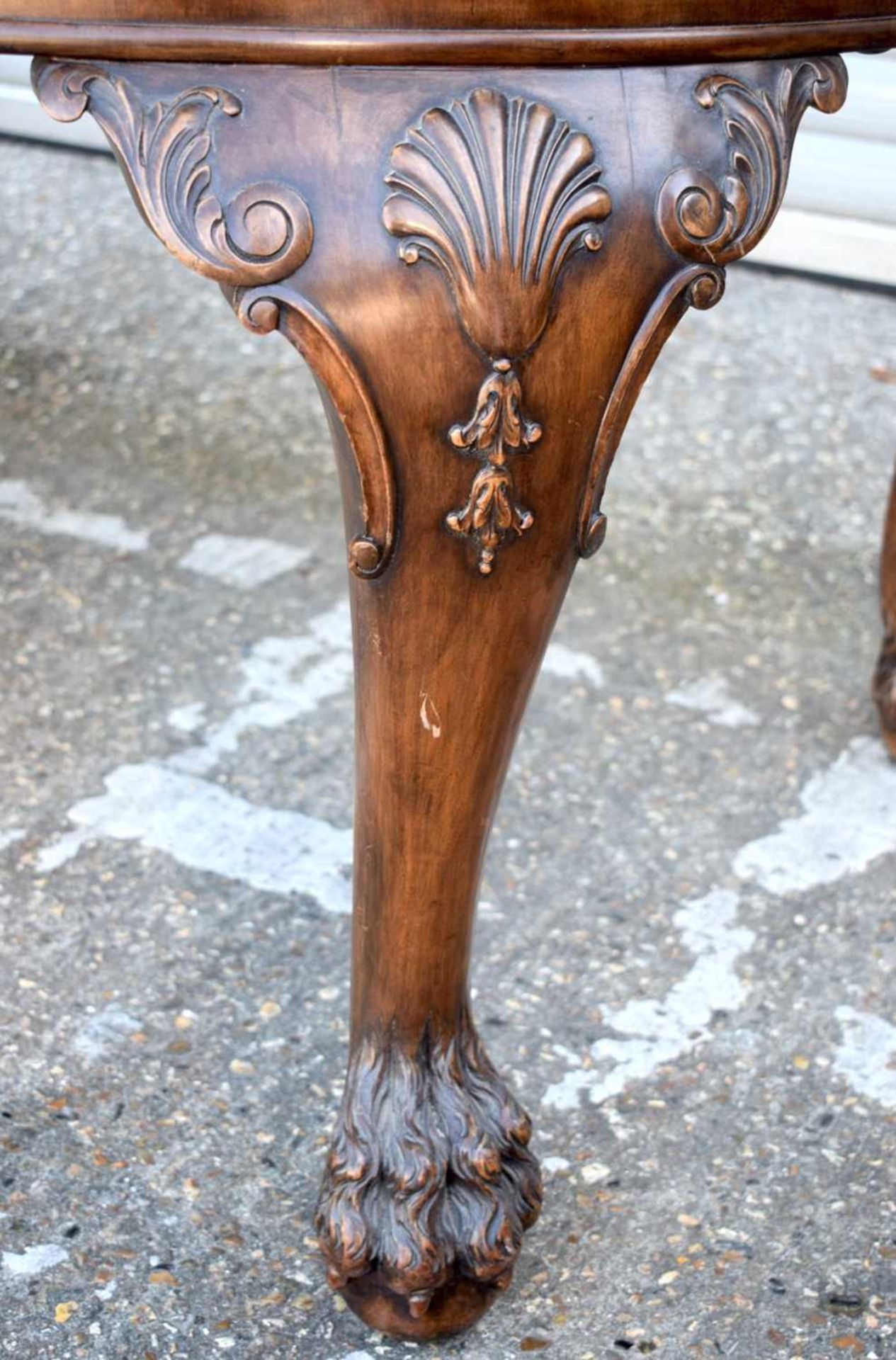 A FINE EARLY 20TH CENTURY QUEEN ANNE STYLE BURR WALNUT DINING TABLE extending with one leaf table - Image 3 of 15