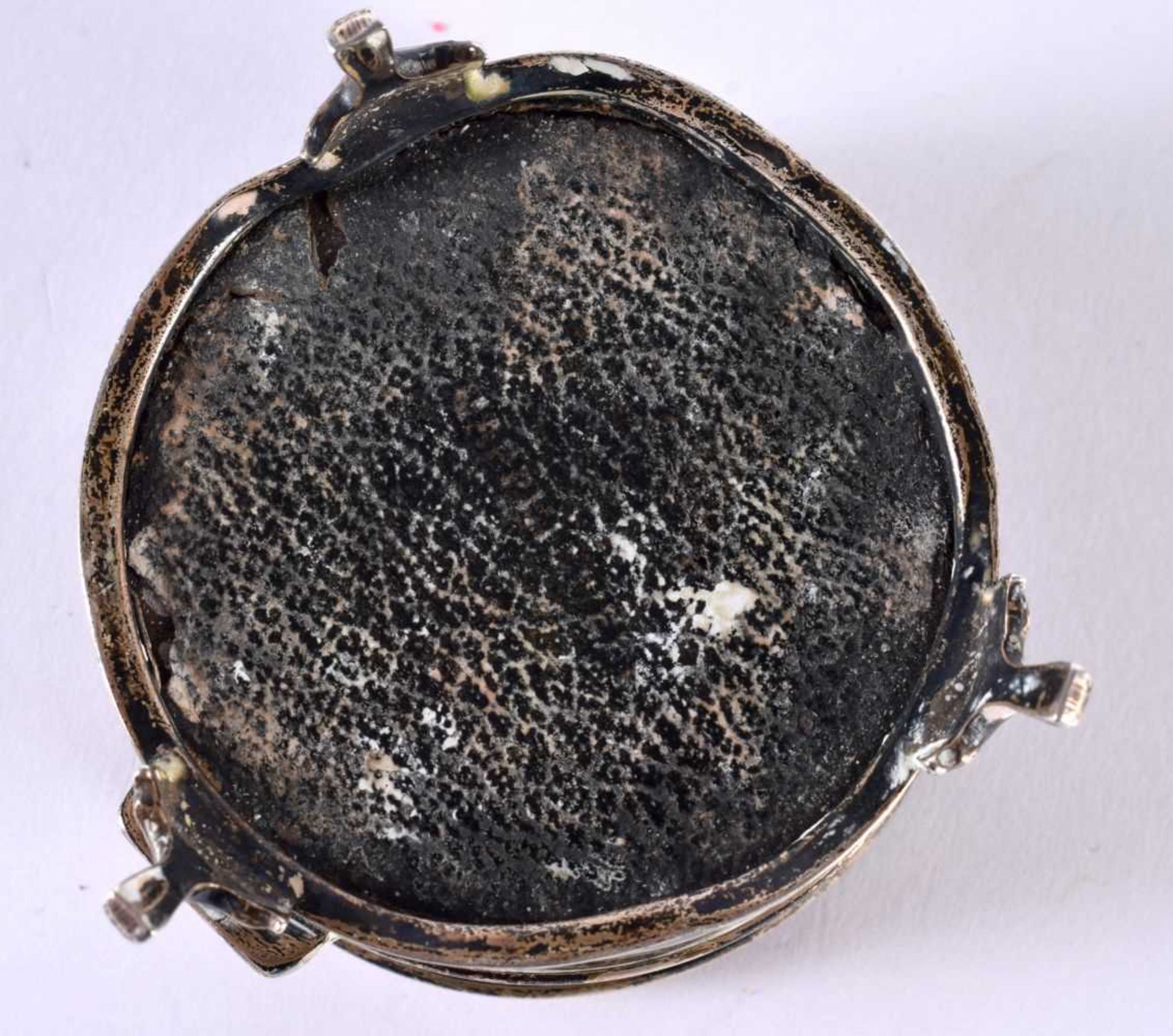 A SILVER TRINKET BOX WITH TORTOISESHELL LID INLAID WITH SILVER. Hallmarked Birmingham 1925, 6 cm x - Image 5 of 5