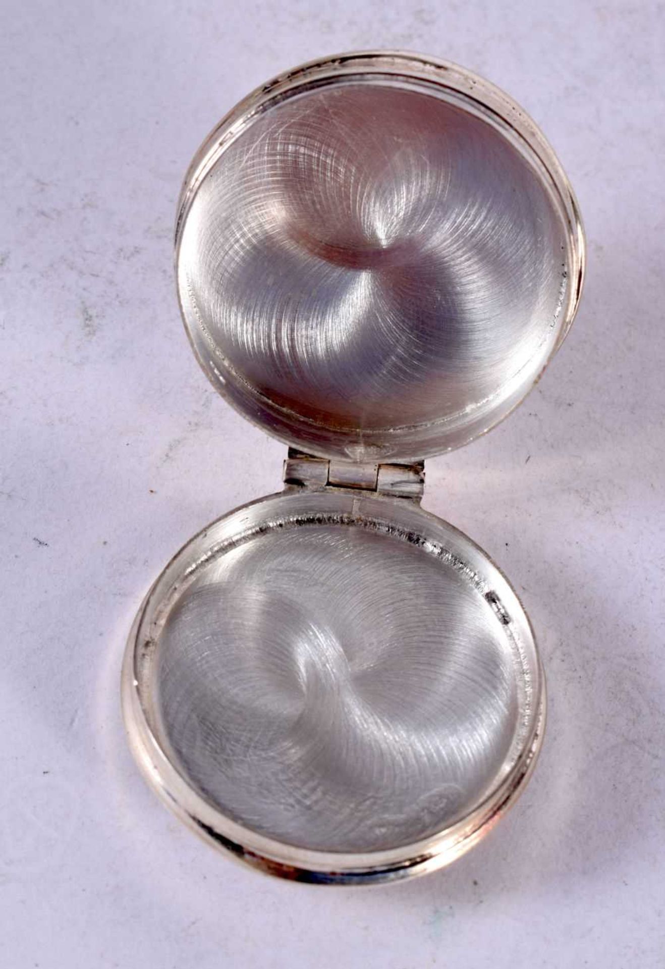 A SILVER CAT PILL BOX. 14.7 grams. 3 cm diameter. - Image 3 of 3