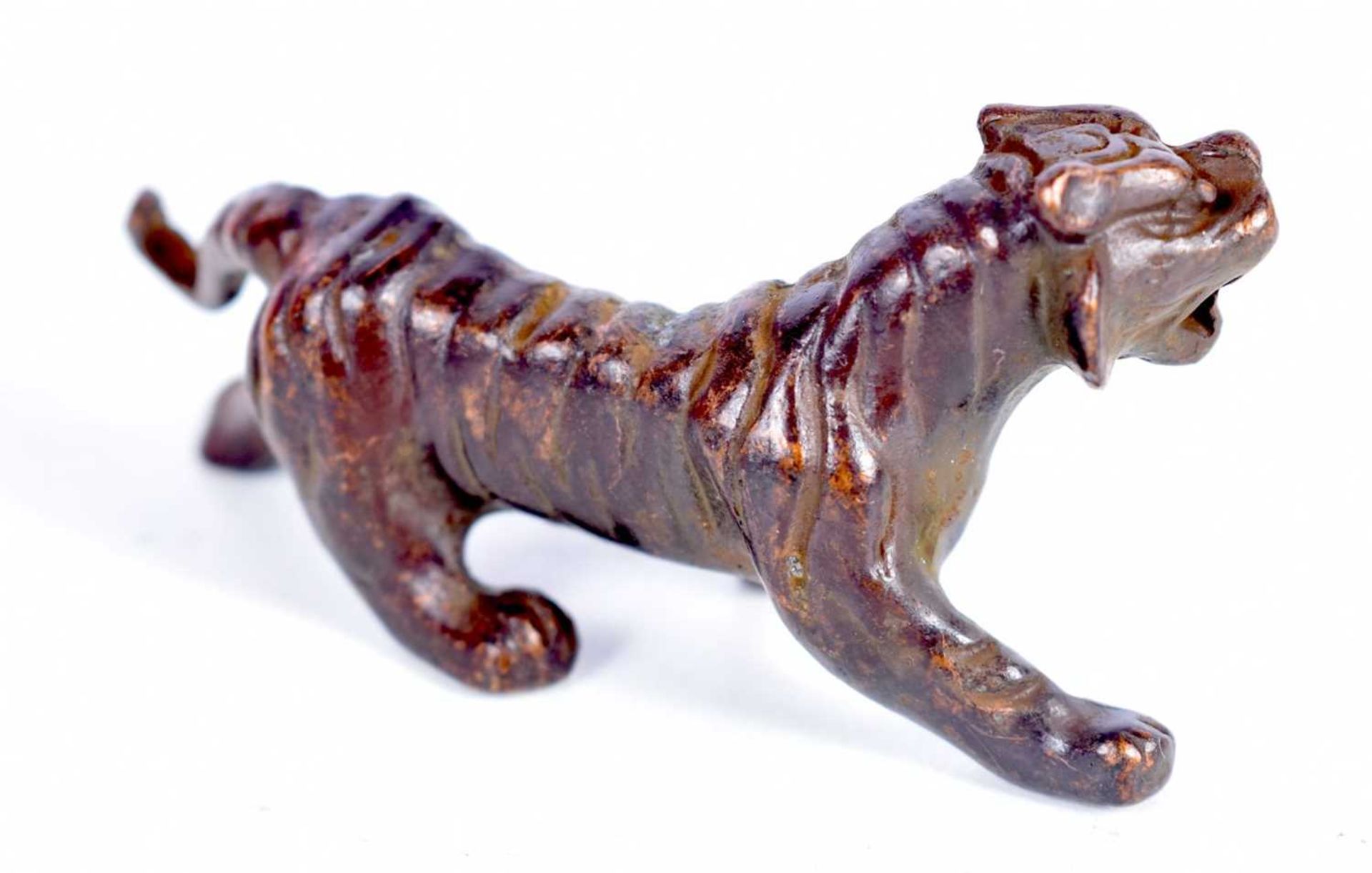 A BRONZE MODEL OF A TIGER. 7.7cm x 4cm x 3cm, weight 93.5g - Image 2 of 4
