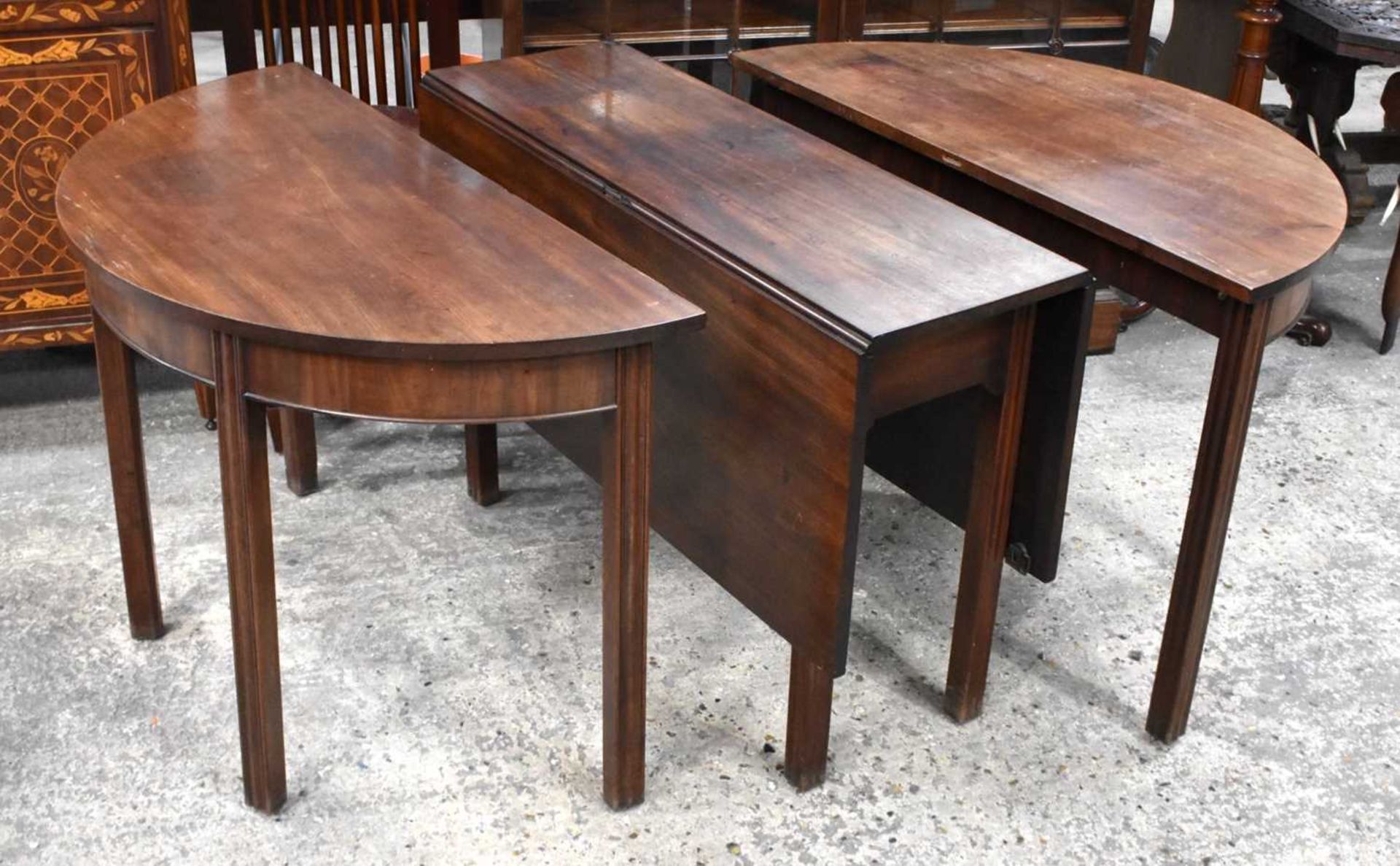 A Mahogany Dining table comprising of a central drop leaf table and two Demilune shaped extensions - Image 9 of 9