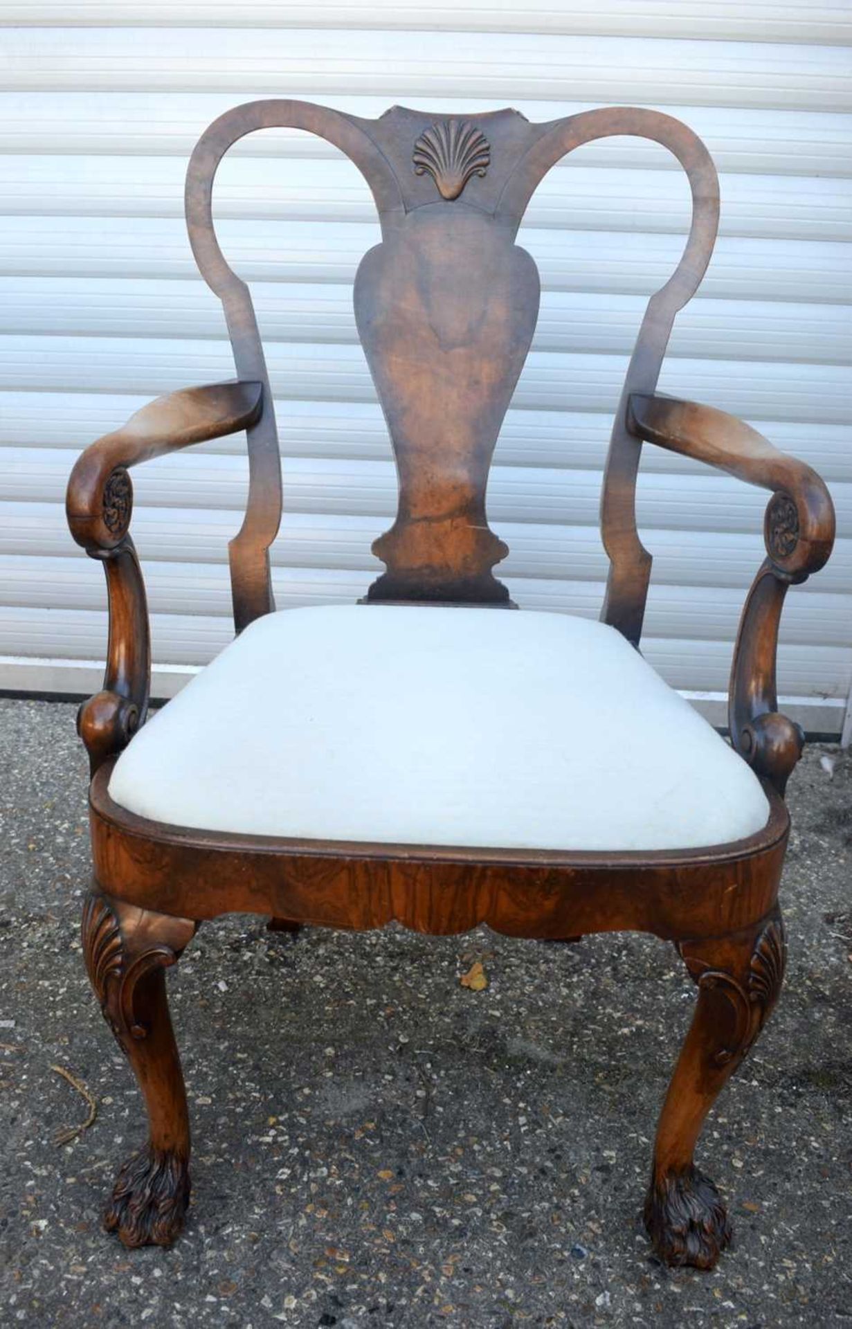 A FINE EARLY 20TH CENTURY QUEEN ANNE STYLE BURR WALNUT DINING TABLE extending with one leaf table - Image 8 of 15