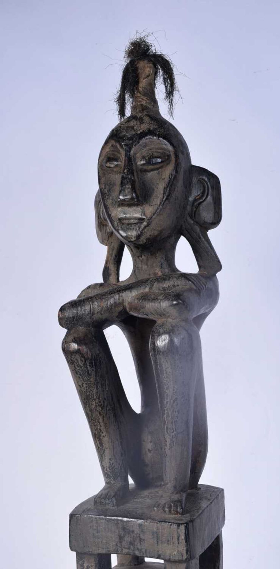 A carved wooden headhunter/ancestor figure from the Leti Islands (Indonesia), seated on a house - Image 5 of 5