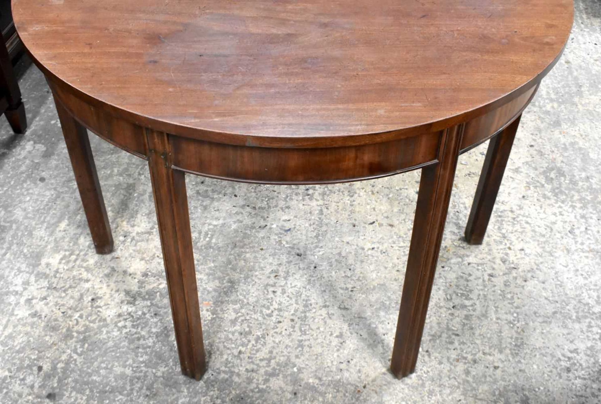 A Mahogany Dining table comprising of a central drop leaf table and two Demilune shaped extensions - Image 8 of 9