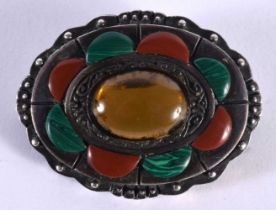 AN EARLY 20TH CENTURY SLVER MALACHITE AND BLOODSTONE BROOCH of Celtic design. 19 grams. 4 cm x 2