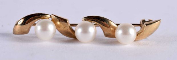 A 9CT GOLD AND PEARL BROOCH. 2.1 grams. 3.5 cm x 0.5 cm.