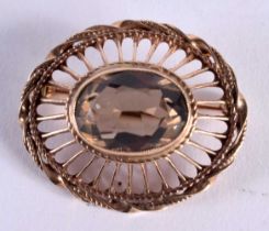 A 9CT GOLD SMOKEY QUARTZ BROOCH. 5.8 grams. 2.5 cm x 3 cm.