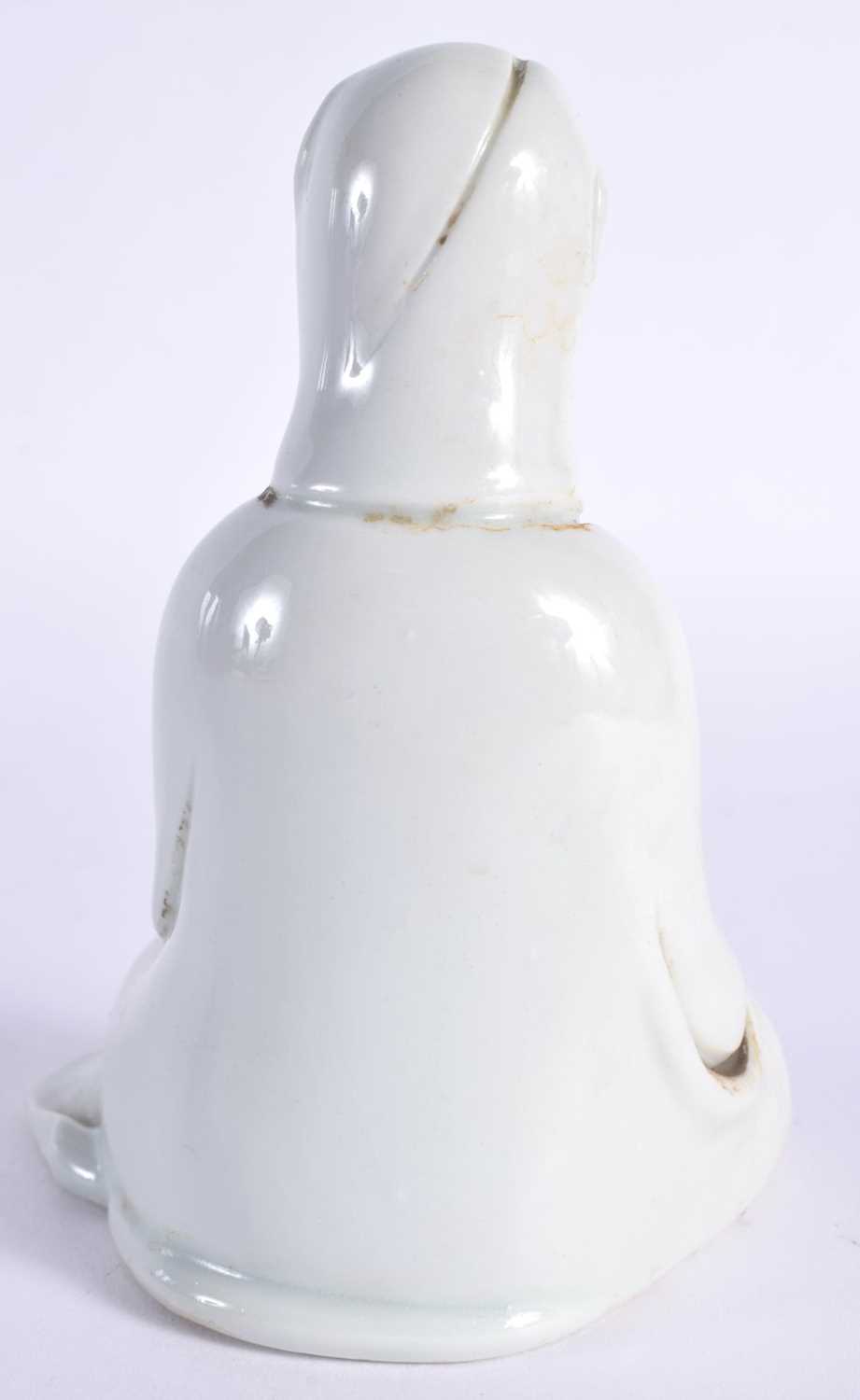 AN 18TH CENTURY CHINESE BLANC DE CHINE DEHUA PORCELAIN FIGURE OF AN IMMORTAL Yongzheng/Qianlong, - Image 6 of 7