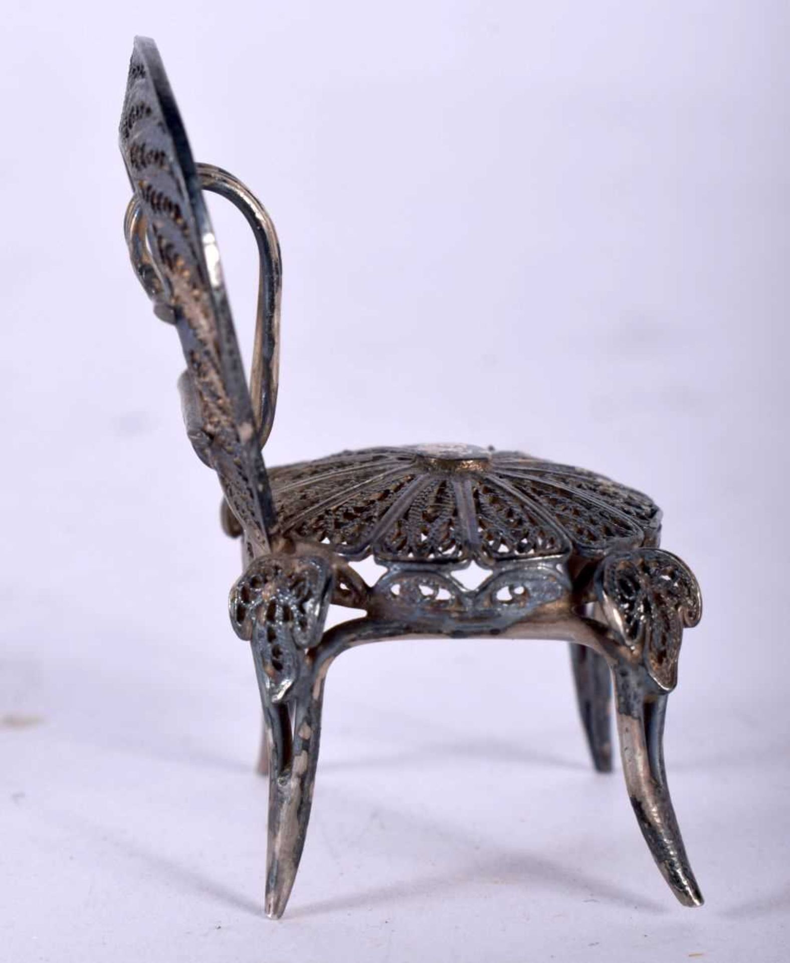 A Silver Filigree Dolls House Furniture Chair. 3.8cm x 2.1cm x 2.4cm, weight 5.5g. Good Condition - Image 2 of 4