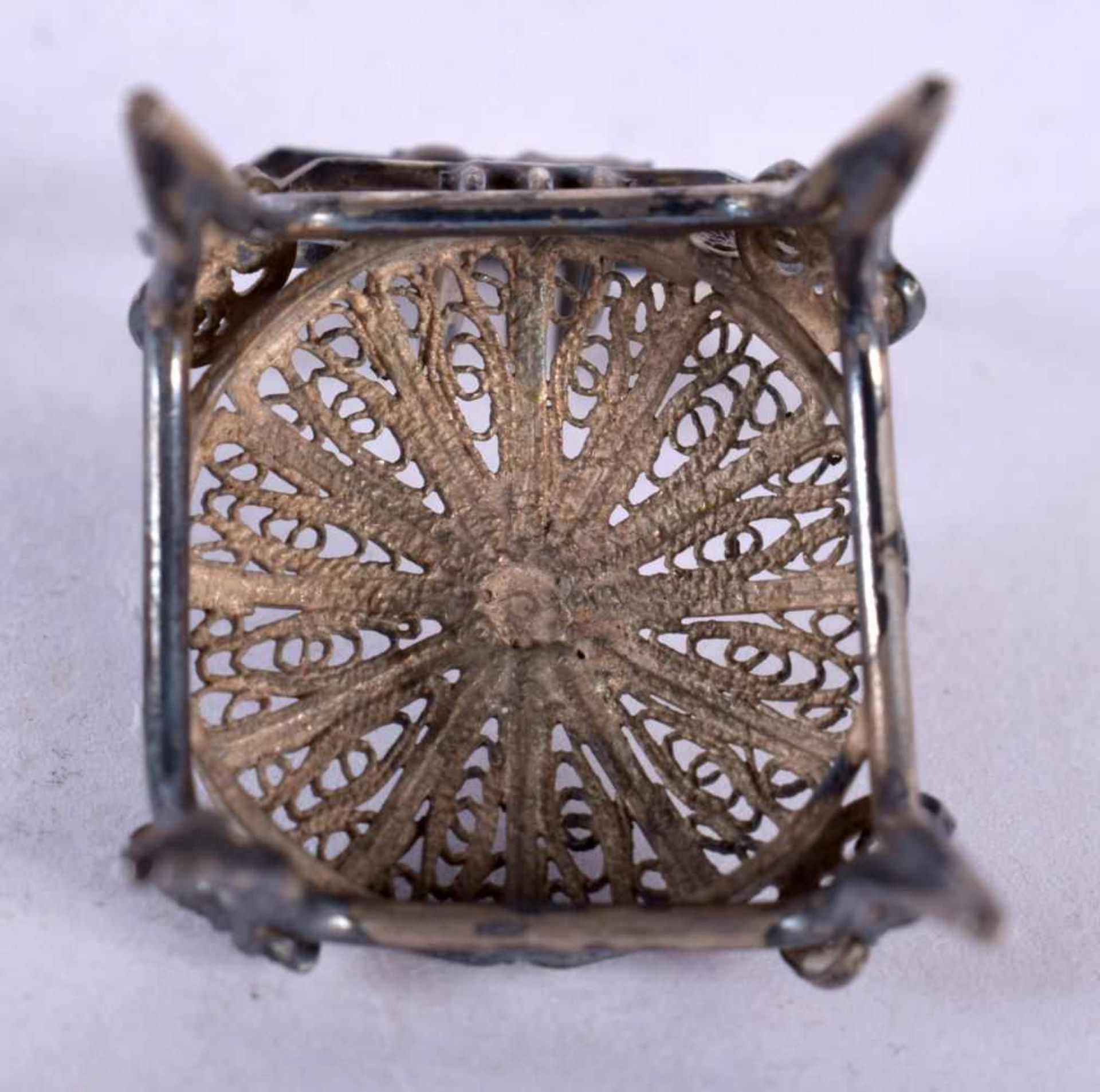 A Silver Filigree Dolls House Furniture Chair. 3.8cm x 2.1cm x 2.4cm, weight 5.5g. Good Condition - Image 4 of 4