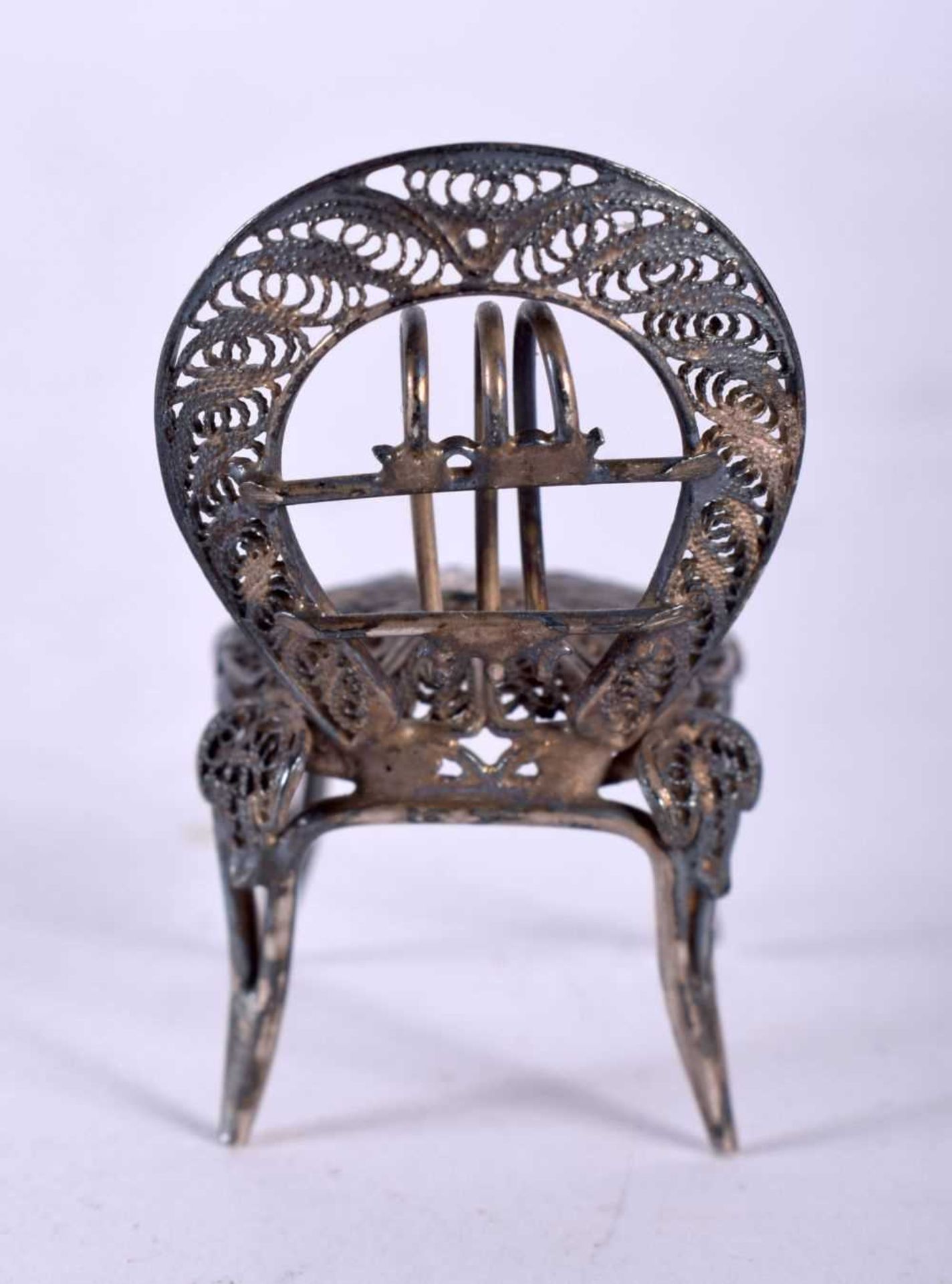 A Silver Filigree Dolls House Furniture Chair. 3.8cm x 2.1cm x 2.4cm, weight 5.5g. Good Condition - Image 3 of 4