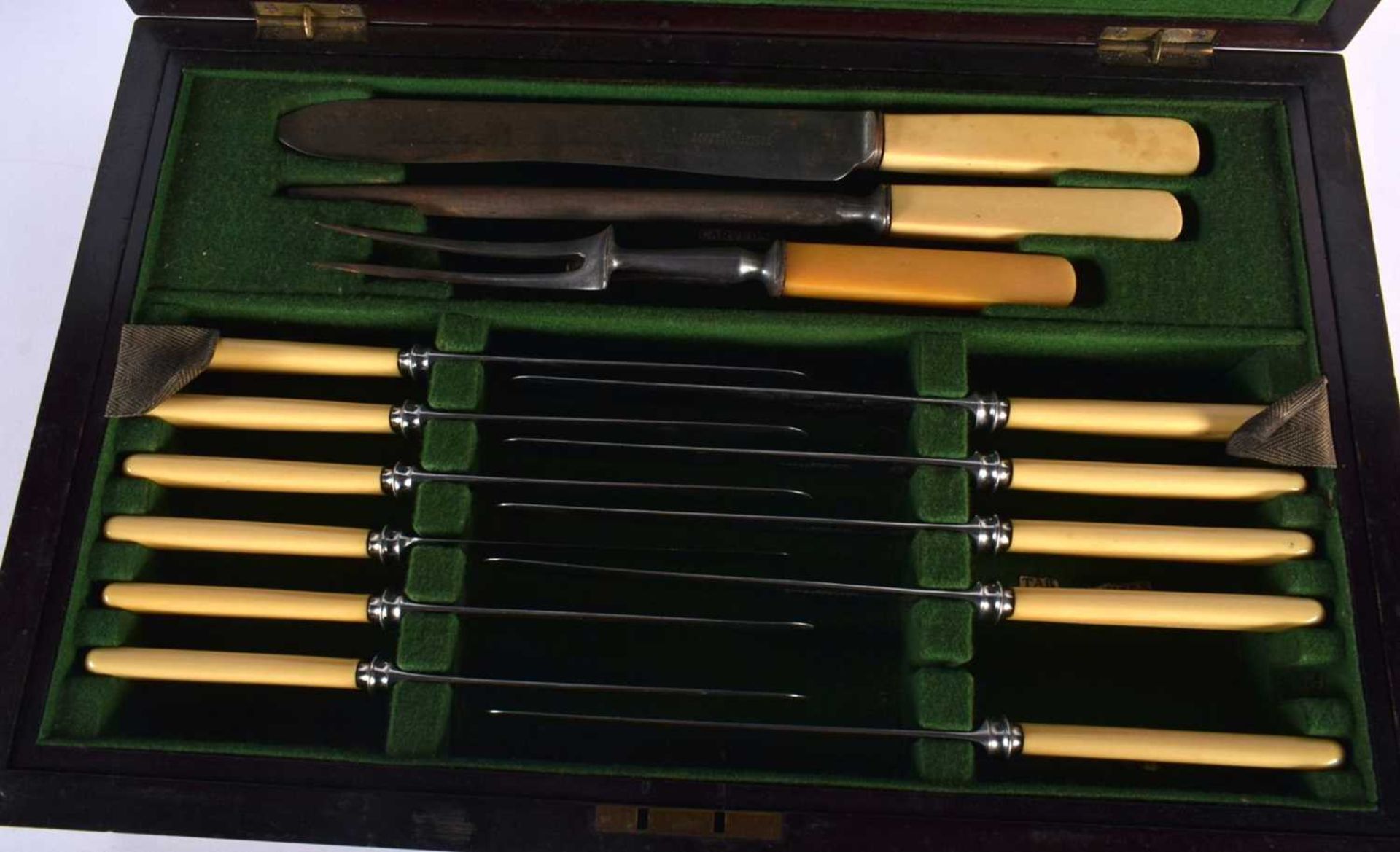 Vintage Cutlery Set of Steak Knives by Harrison Brothers in a Wooden Canteen. 13.5cm x 42.5cm x 27. - Image 2 of 4