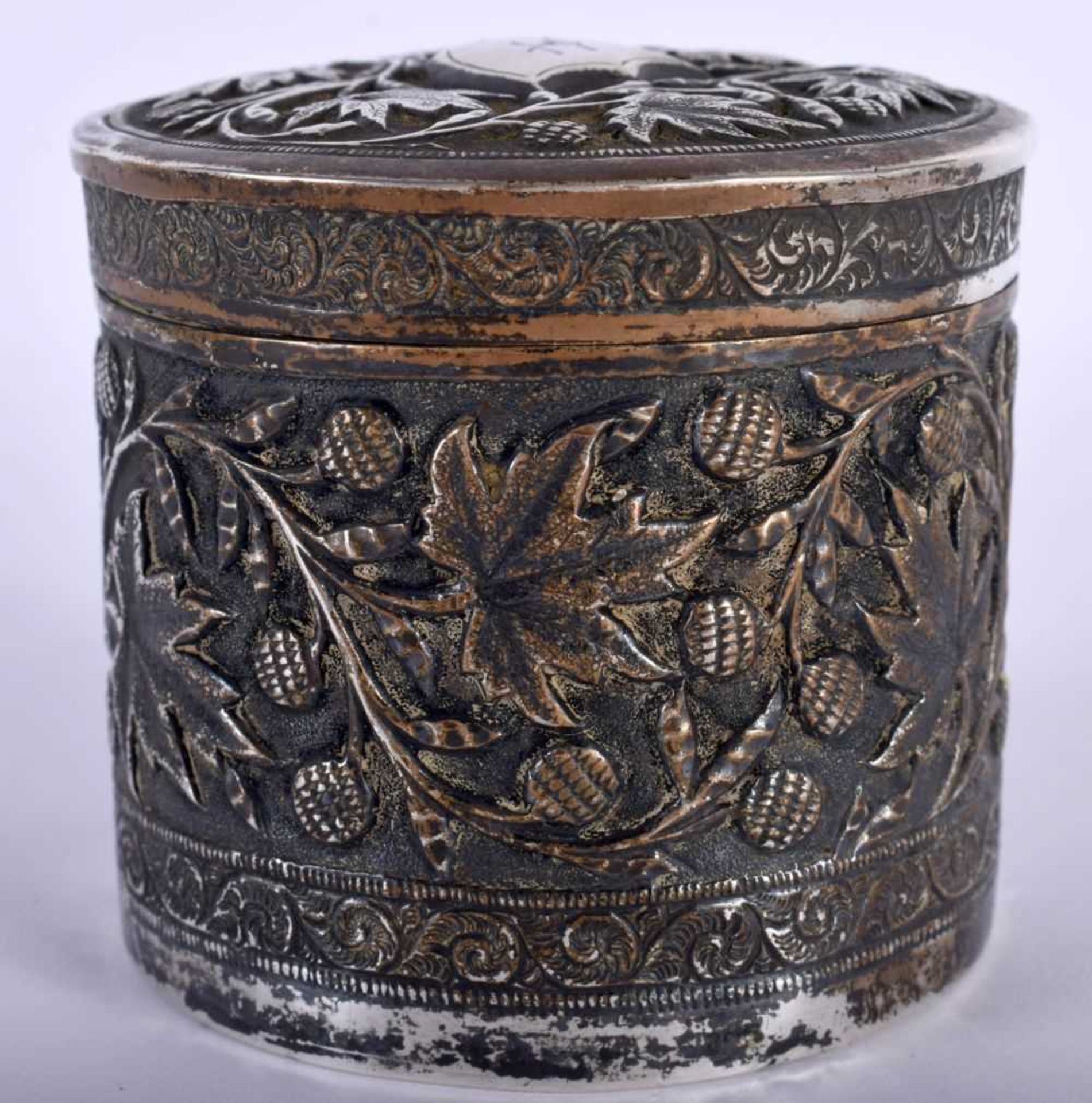 A Continental Silver Trinket Box Embossed with Floral Decoration. 7.4cm x 7.4cm, weight 147g. Wear / - Image 2 of 4