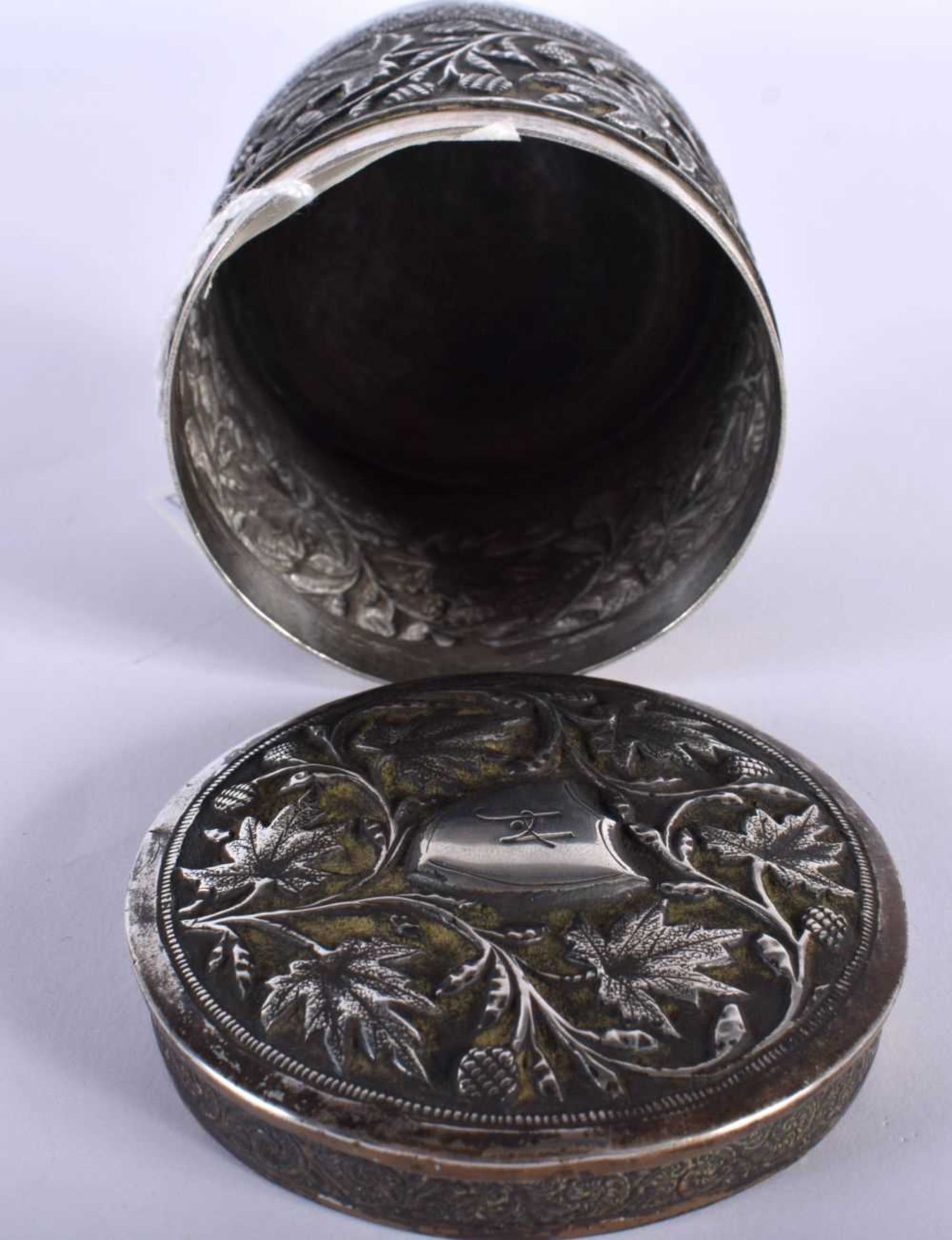 A Continental Silver Trinket Box Embossed with Floral Decoration. 7.4cm x 7.4cm, weight 147g. Wear / - Image 3 of 4