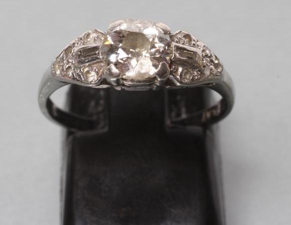 AN ART DECO DIAMOND RING, the brilliant cut centre stone claw set to shaped triangular shoulders - Image 2 of 3