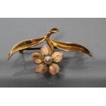 AN ART NOUVEAU FLOWERHEAD BROOCH, with seed pearl centre and five shaped pale pink basse-taille