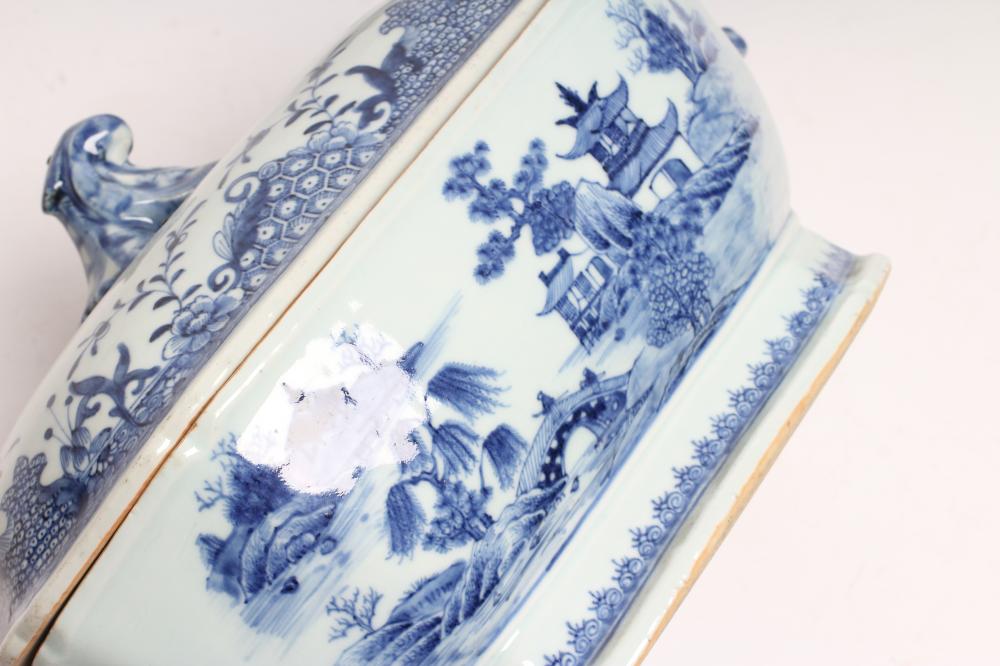 TWO CHINESE EXPORT PORCELAIN TUREENS AND COVERS of canted oblong form, painted in underglaze blue - Image 4 of 5