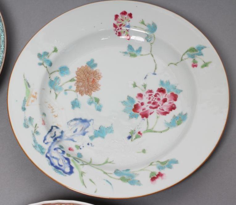 A PAIR OF CHINESE PORCELAIN SAUCER DISHES with fluted rims, painted in famille rose enamels with - Image 5 of 5