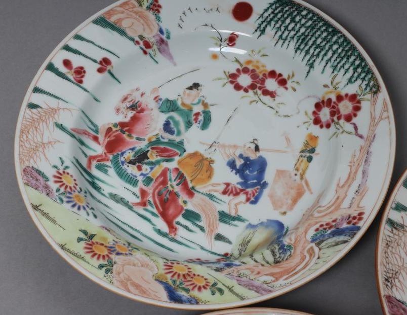 A SET OF THREE CHINESE PORCELAIN FAMILLE ROSE PLATES painted with a horseman fording a stream, his - Image 4 of 6