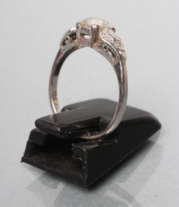 AN ART DECO DIAMOND RING, the brilliant cut centre stone claw set to shaped triangular shoulders - Image 3 of 3