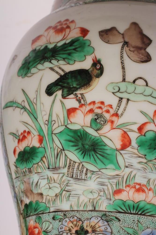 A CHINESE PORCELAIN YEN-YEN VASE painted in famille verte enamels with panels of birds amidst - Image 5 of 5