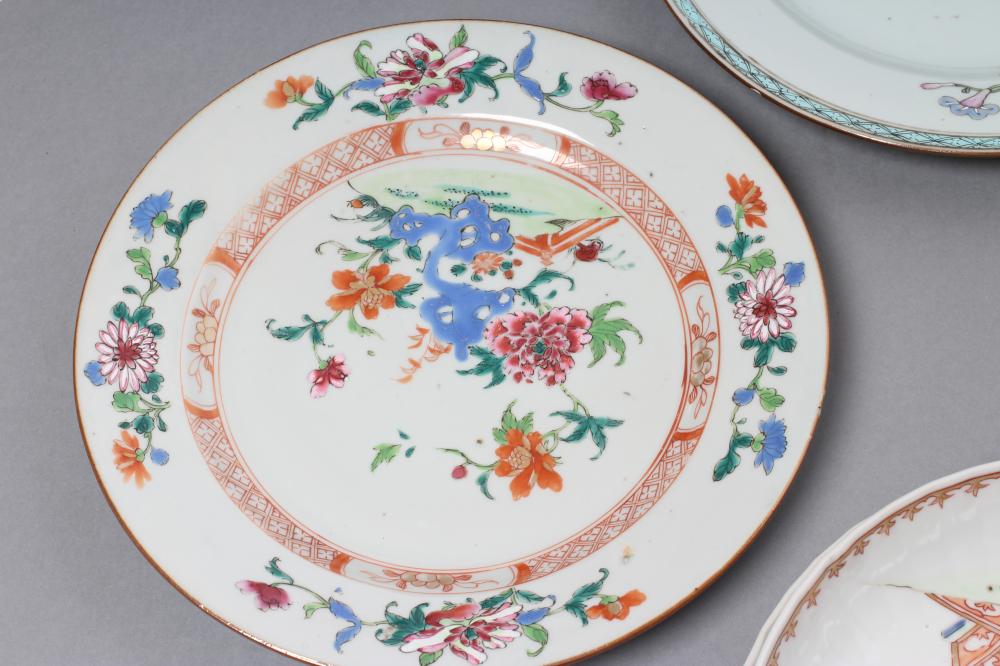 A PAIR OF CHINESE PORCELAIN SAUCER DISHES with fluted rims, painted in famille rose enamels with - Image 3 of 5