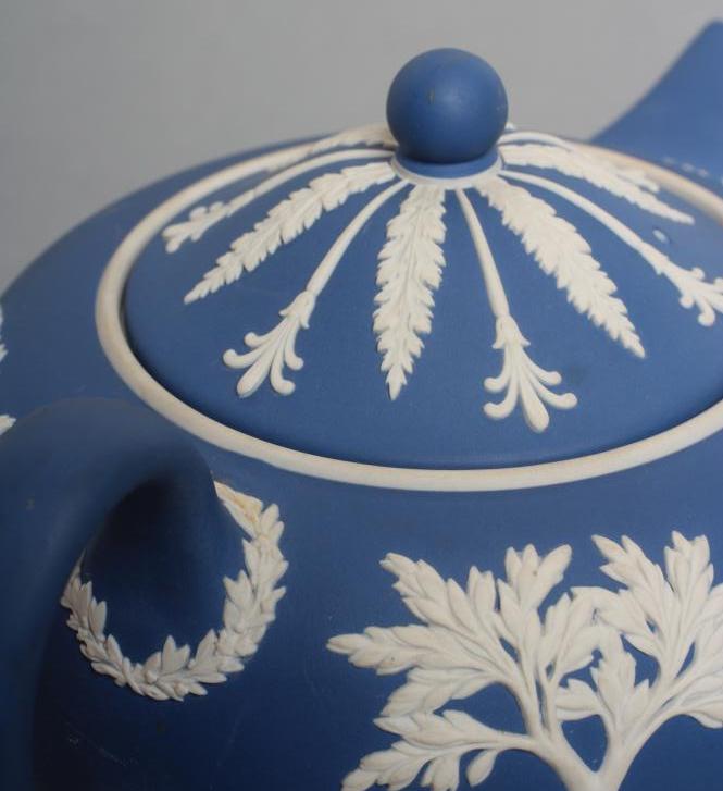 A WEDGWOOD BLUE JASPER TEAPOT AND COVER, modern, with classical figure sprigging, together with a - Image 4 of 10