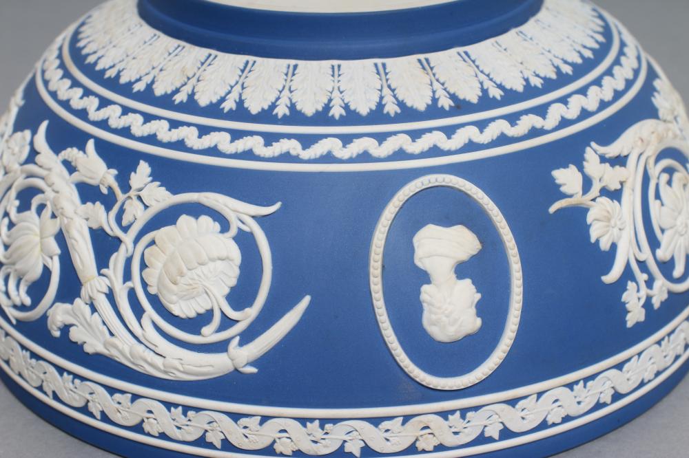 A WEDGWOOD BLUE JASPER DIP BOWL, 1992, to commemorate the 40th Anniversary of the succession to - Image 2 of 6
