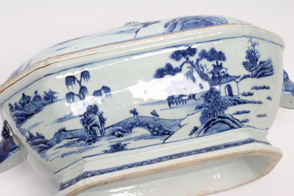 TWO CHINESE EXPORT PORCELAIN TUREENS AND COVERS of canted oblong form, painted in underglaze blue - Image 5 of 5