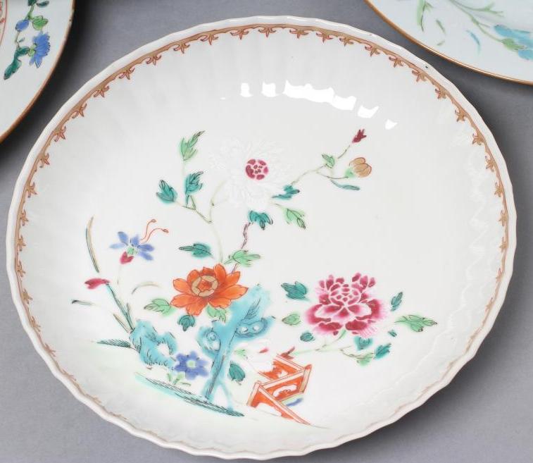 A PAIR OF CHINESE PORCELAIN SAUCER DISHES with fluted rims, painted in famille rose enamels with - Image 2 of 5