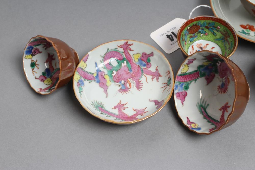 A COLLECTION OF BATAVIAN FAMILLE ROSE PORCELAIN, comprising a teabowl and saucer painted with a - Bild 2 aus 5