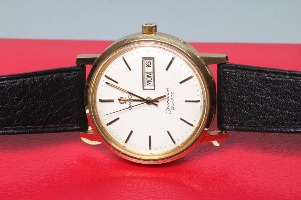 A GENTLEMAN'S GOLD PLATED OMEGA SEAMASTER QUARTZ WRISTWATCH, the pale champagne dial with applied