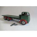Shackleton clockwork Foden flat-bed lorry finished in green/red, some paint chips, no fatigue,