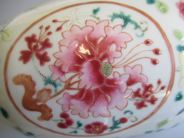 A CHINESE PORCELAIN FAMILLE ROSE JAR of ovoid form painted with roundels of peonies on a scattered - Image 13 of 13