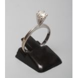 A SOLITAIRE DIAMOND RING, the round brilliant cut stone of approximately 0.25cts in a high claw
