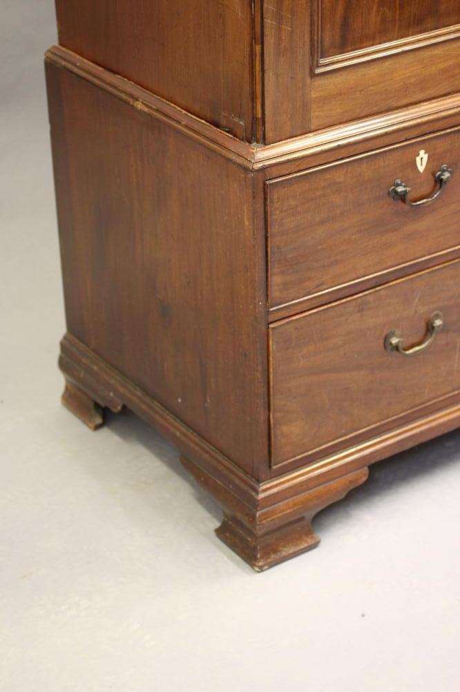 A GEORGIAN MAHOGANY LINEN PRESS, third quarter 18th century, the dentil moulded cornice over two - Image 3 of 3