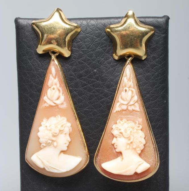 A PAIR OF SHELL CAMEO DROP EARRINGS, the rounded triangular panels each carved with a lady's head