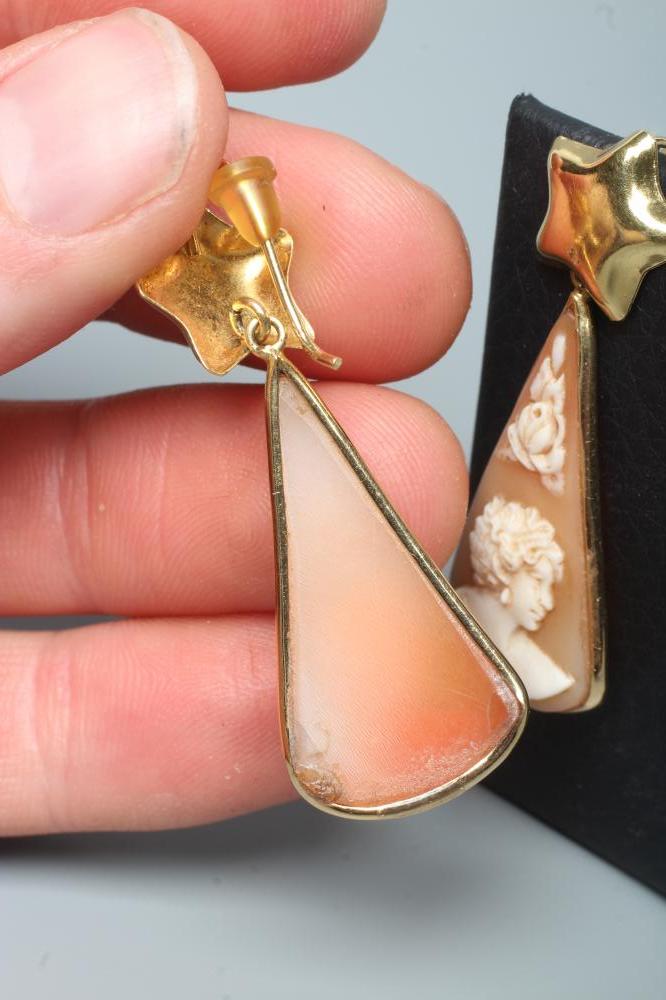 A PAIR OF SHELL CAMEO DROP EARRINGS, the rounded triangular panels each carved with a lady's head - Bild 3 aus 3