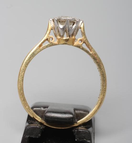 A SOLITAIRE DIAMOND RING, the round brilliant cut stone of 0.31cts illusion set to a plain 18ct gold - Image 3 of 3