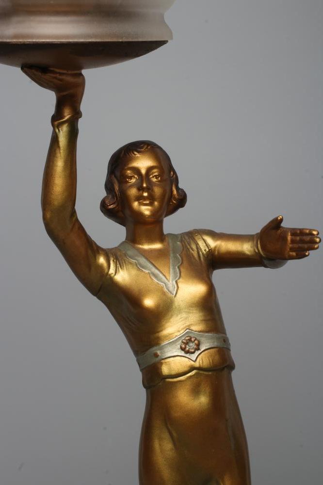 AN ART DECO BRONZED SPELTER FIGURAL ELECTRIC LAMP BASE modelled as a young lady with shingled - Bild 2 aus 4