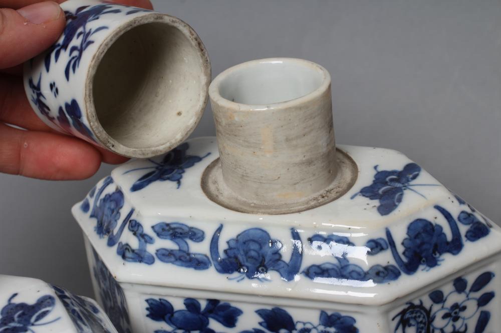 A PAIR OF CHINESE PORCELAIN CANISTERS AND COVERS of canted oblong form, painted in underglaze blue - Bild 3 aus 4