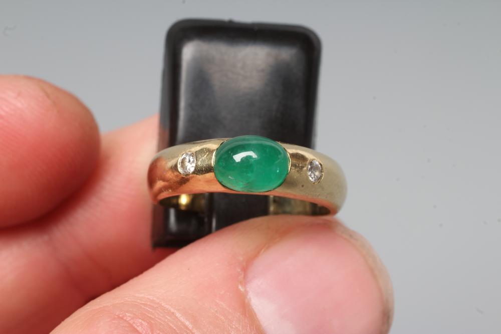 AN EMERALD AND DIAMOND RING, the oval cabochon polished emerald tension set and flanked by two gypsy - Bild 3 aus 3