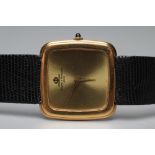 A GENTLEMAN'S BAUME & MERCIER 18CT GOLD WRISTWATCH, the plain rounded square brushed gilt dial